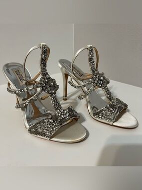 Badgley Mischka “Hughes” embellished jeweled heels 8.5
